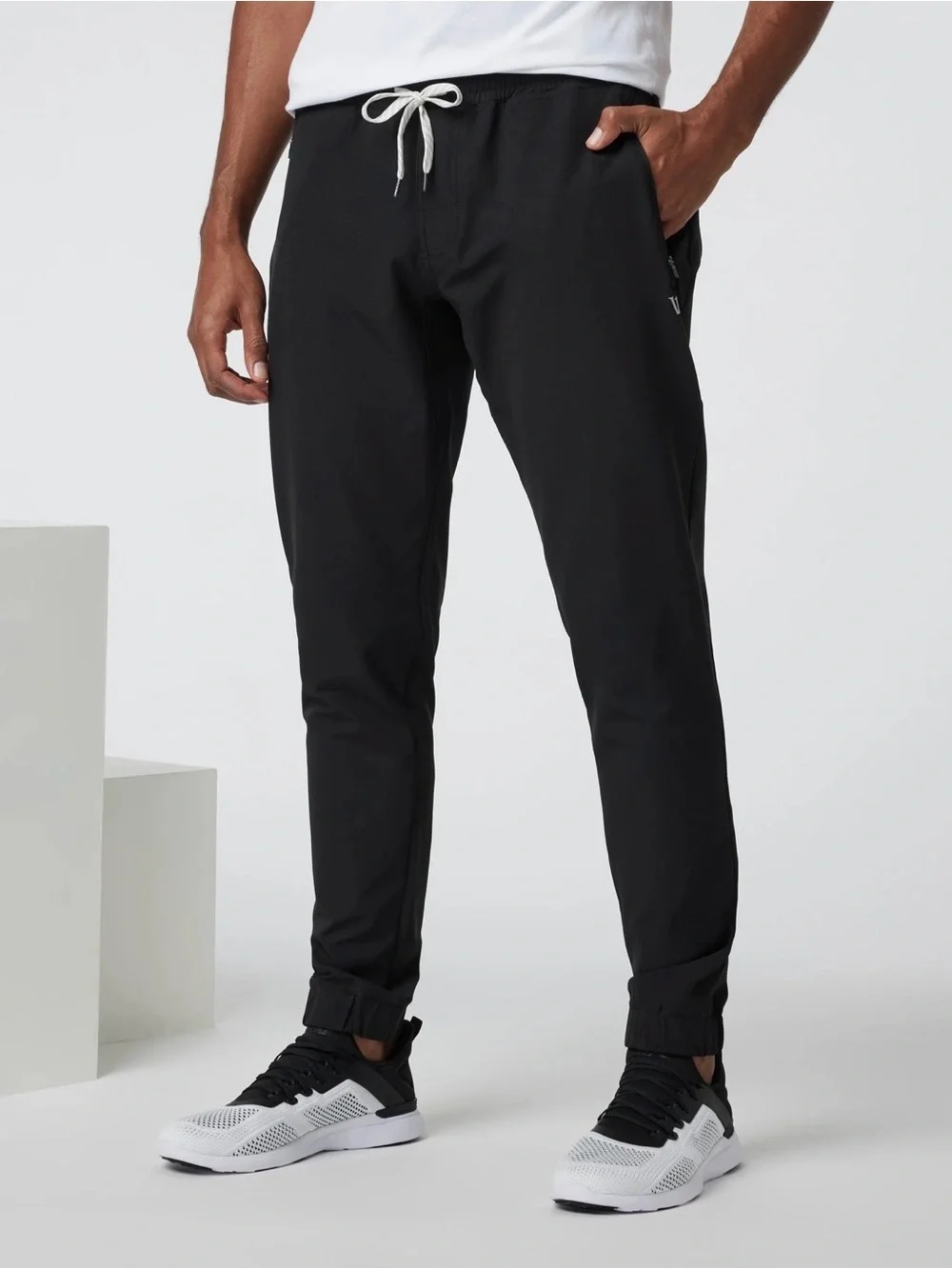Vuori | Men's Transit Joggers with Drawstring in Black ~ Medium